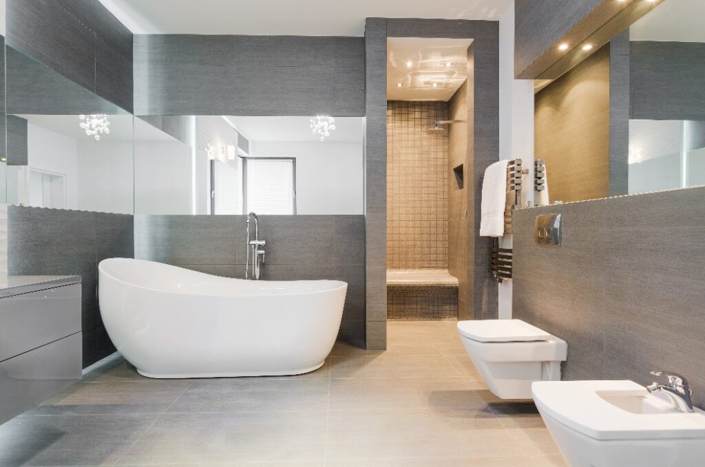 Freistehende Badewanne in einem modernen Badezimmer
