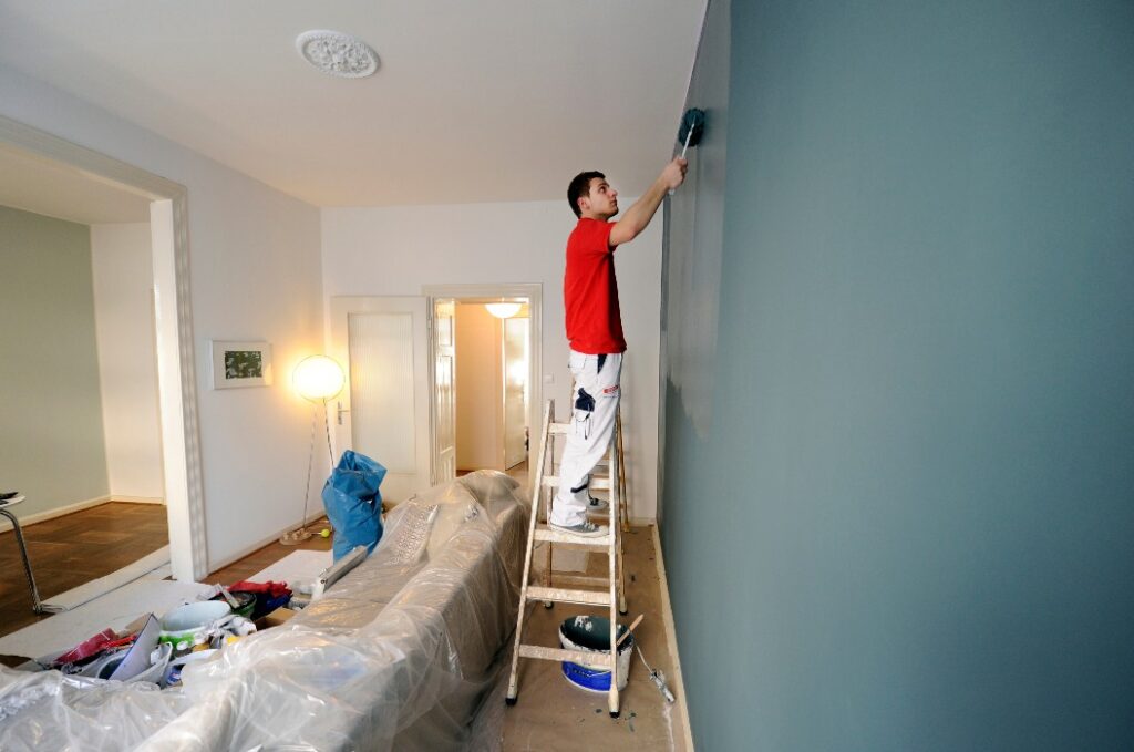 Professionelle Malerarbeiten in einer Altbauwohnung von einem Malergesellen.